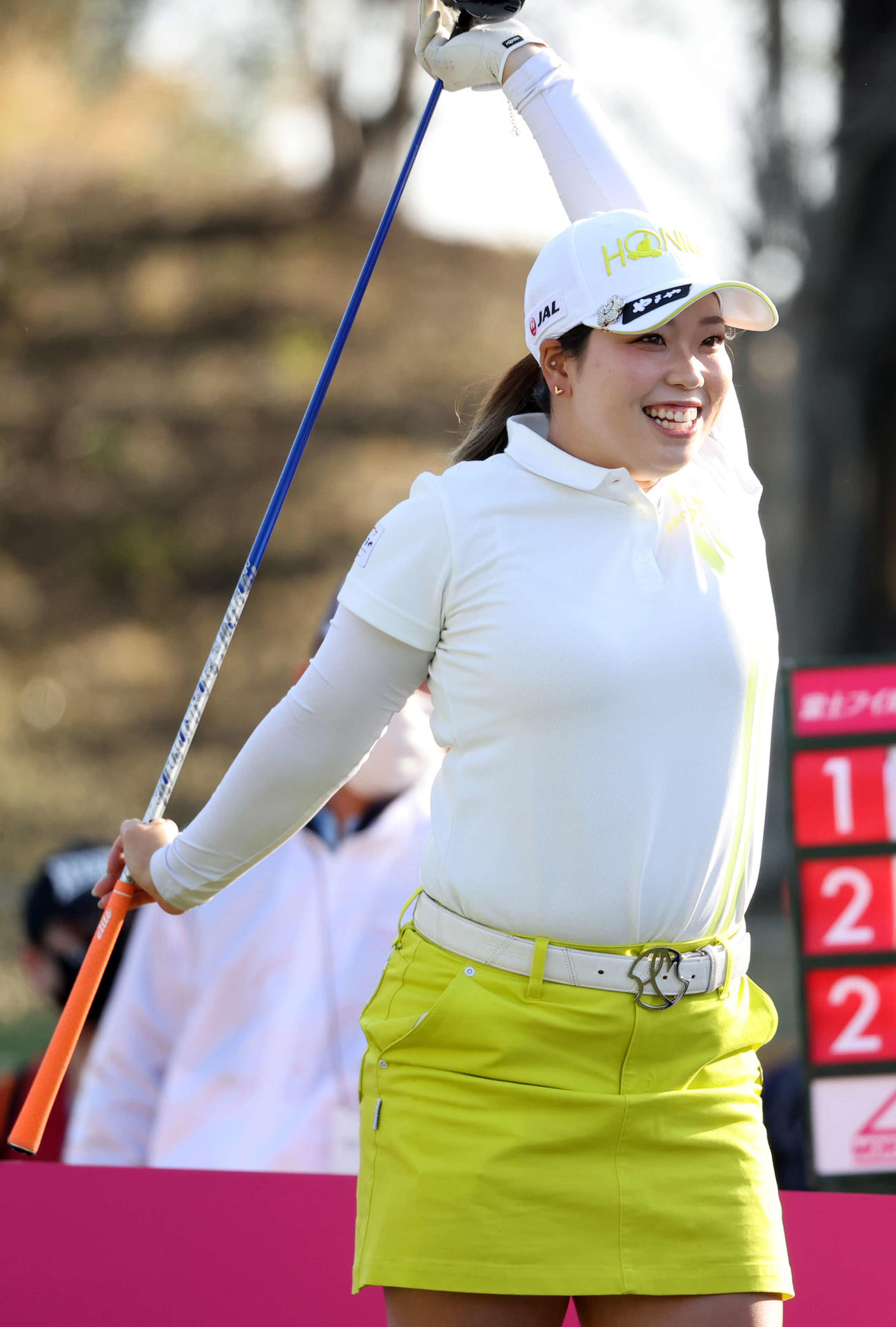 1番ティーでストレッチする後藤（撮影・浅見桂子）
