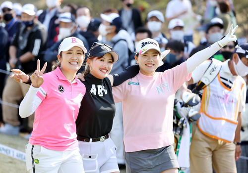 1番、ティーショット後、笑顔でVサインする、左から稲見、臼井、勝（撮影・浅見桂子）