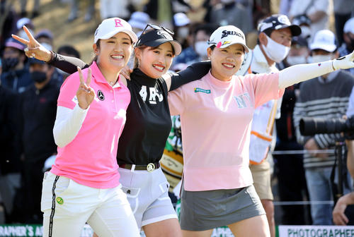 1番、ティーショット後、笑顔でVサインする、左から稲見、臼井、勝（撮影・浅見桂子）