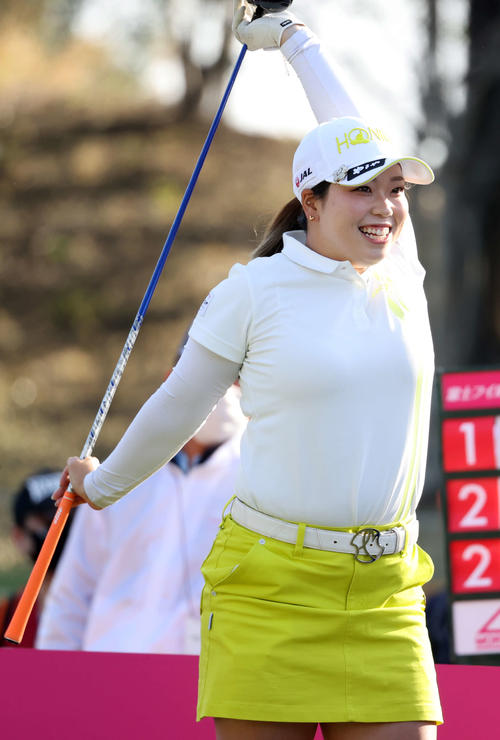 1番ティーでストレッチする後藤（撮影・浅見桂子）