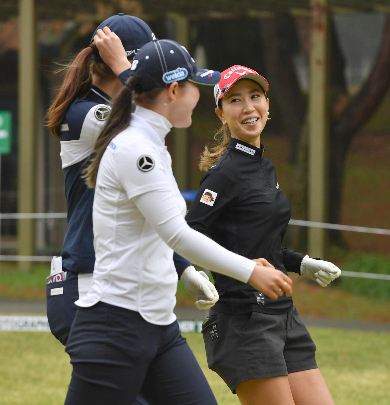 KKT杯バンテリン・レディース練習日　10番、左から松森彩夏、吉田優利と談笑しながら2打目へ向かう上田桃子（撮影・岩下翔太）