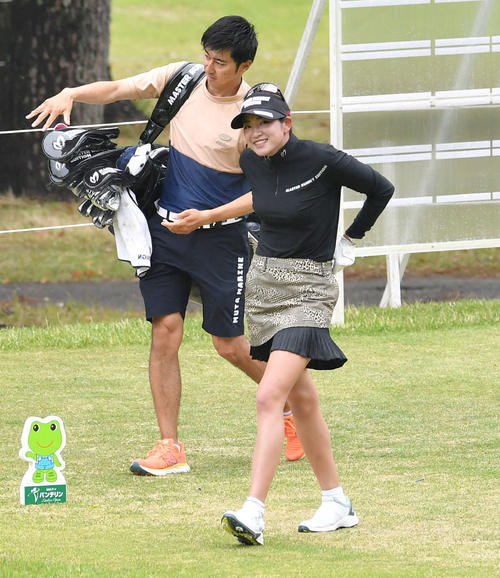 KKT杯バンテリン・レディース練習日　10番、カメラに気づいて笑顔を見せる原英莉花（撮影・岩下翔太）