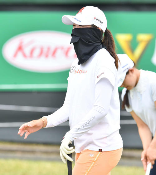 KKT杯バンテリン・レディース練習日　練習グリーンで談笑する稲見萌寧（撮影・岩下翔太）