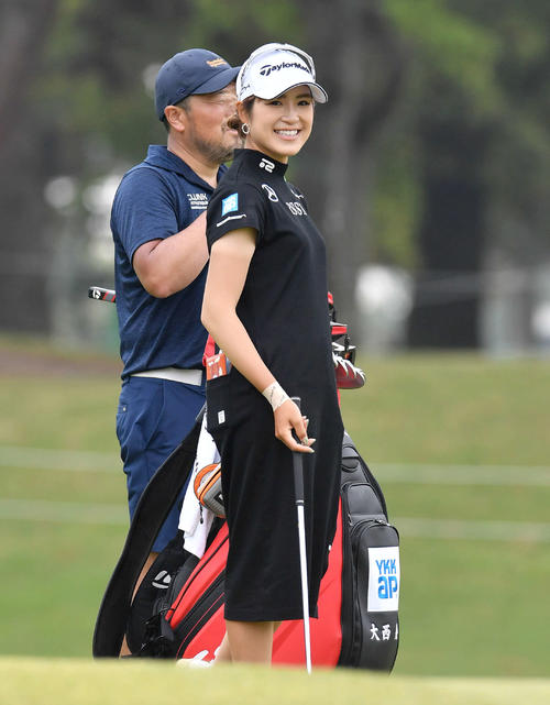KKT杯バンテリン・レディース練習日　18番、グリーンで笑顔を見せる大西葵（撮影・岩下翔太）