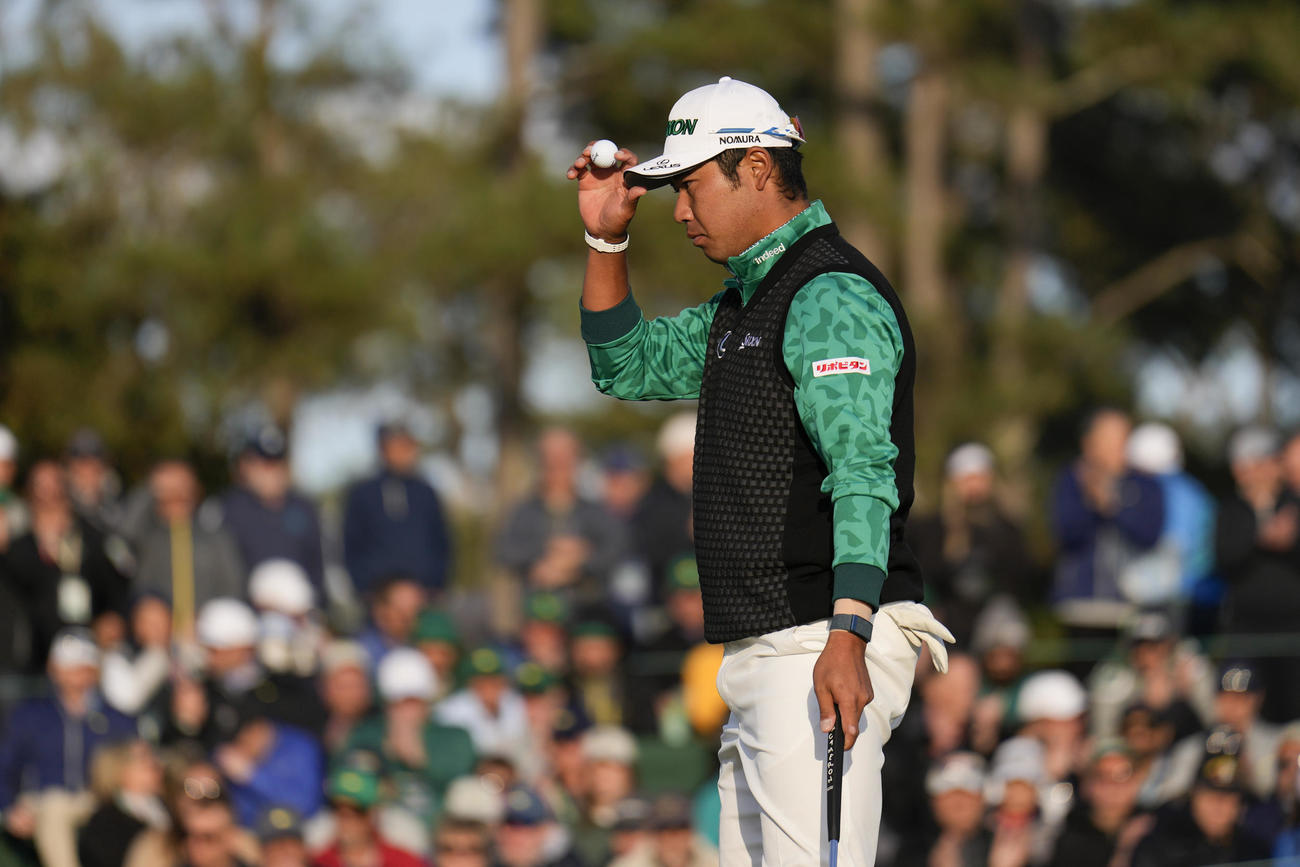 18番グリーンでパットを待つ松山英樹（AP）