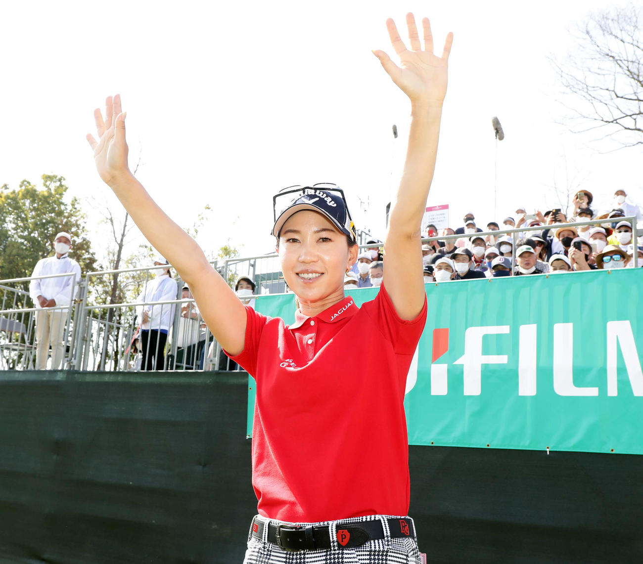 今季初勝利の上田は、ギャラリーを背に笑顔でバンザイ（撮影・浅見桂子）