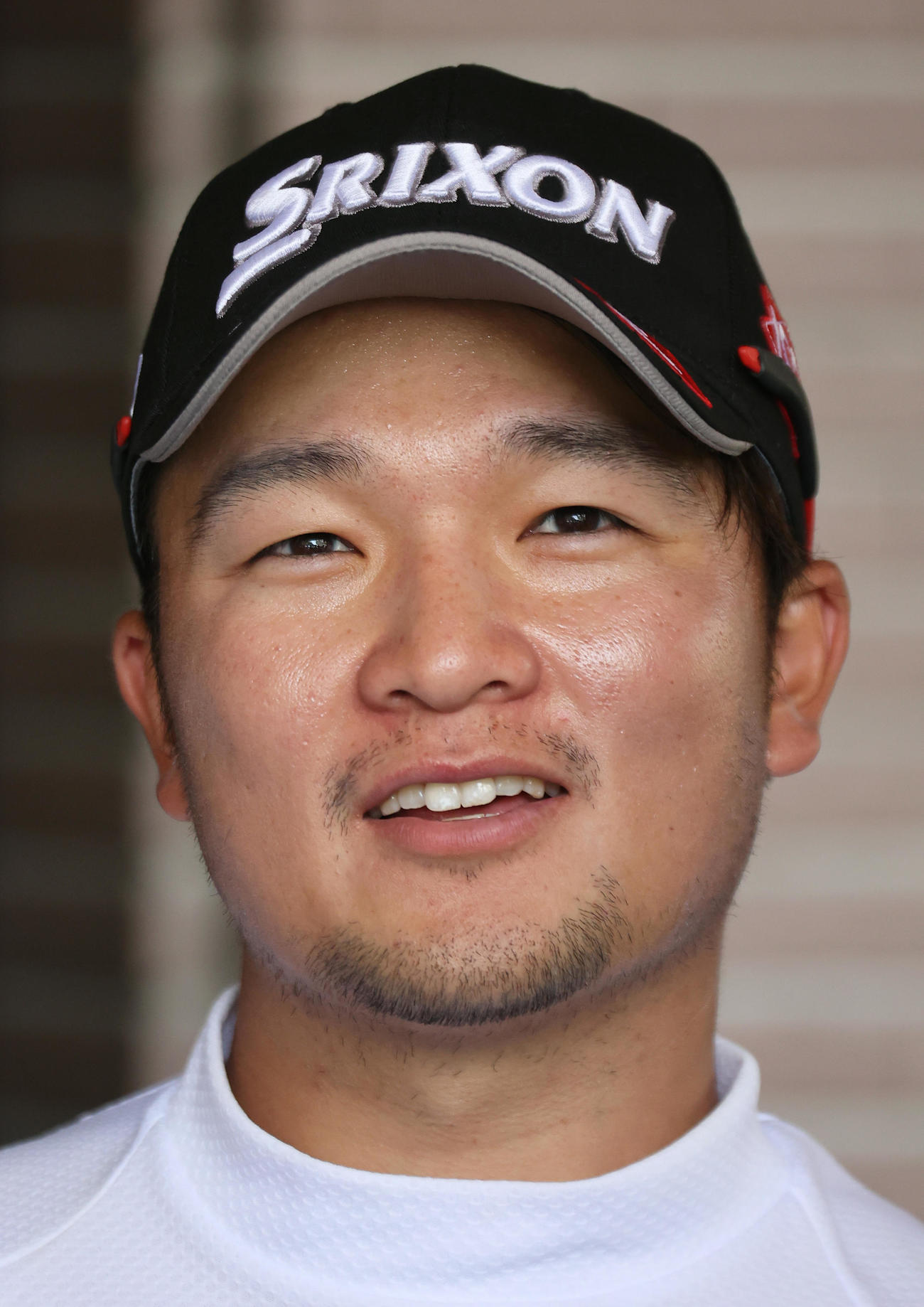 練習ラウンドを終え報道陣に笑顔で話す香妻（撮影・上山淳一）