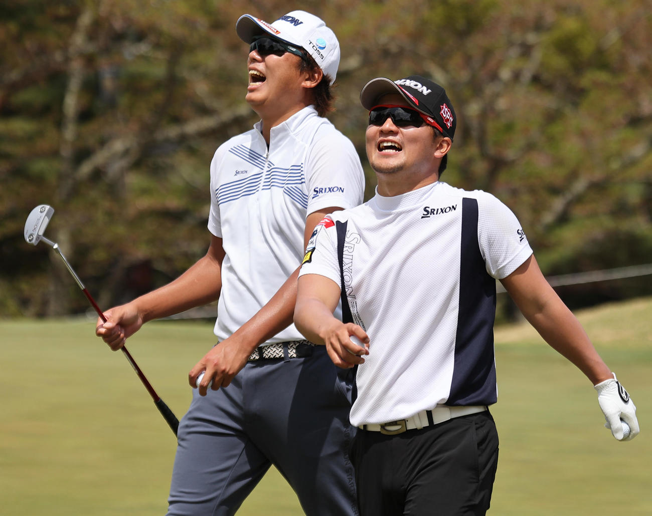 練習ラウンドを終えた香妻（右）と出水田は笑顔を見せる（撮影・上山淳一）