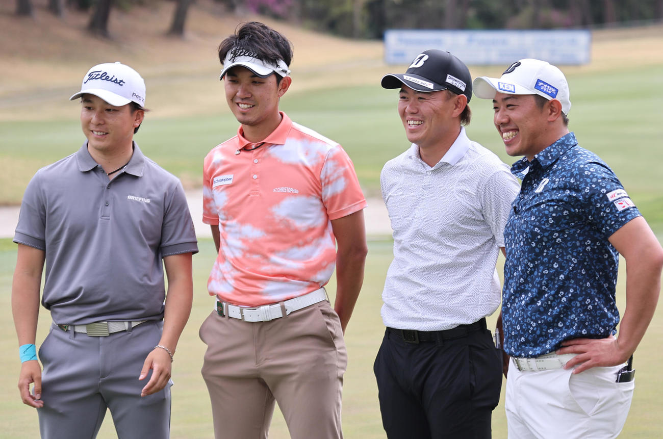 練習ラウンドを終え笑顔を見せる木下稜（左から3人目）（撮影・上山淳一）