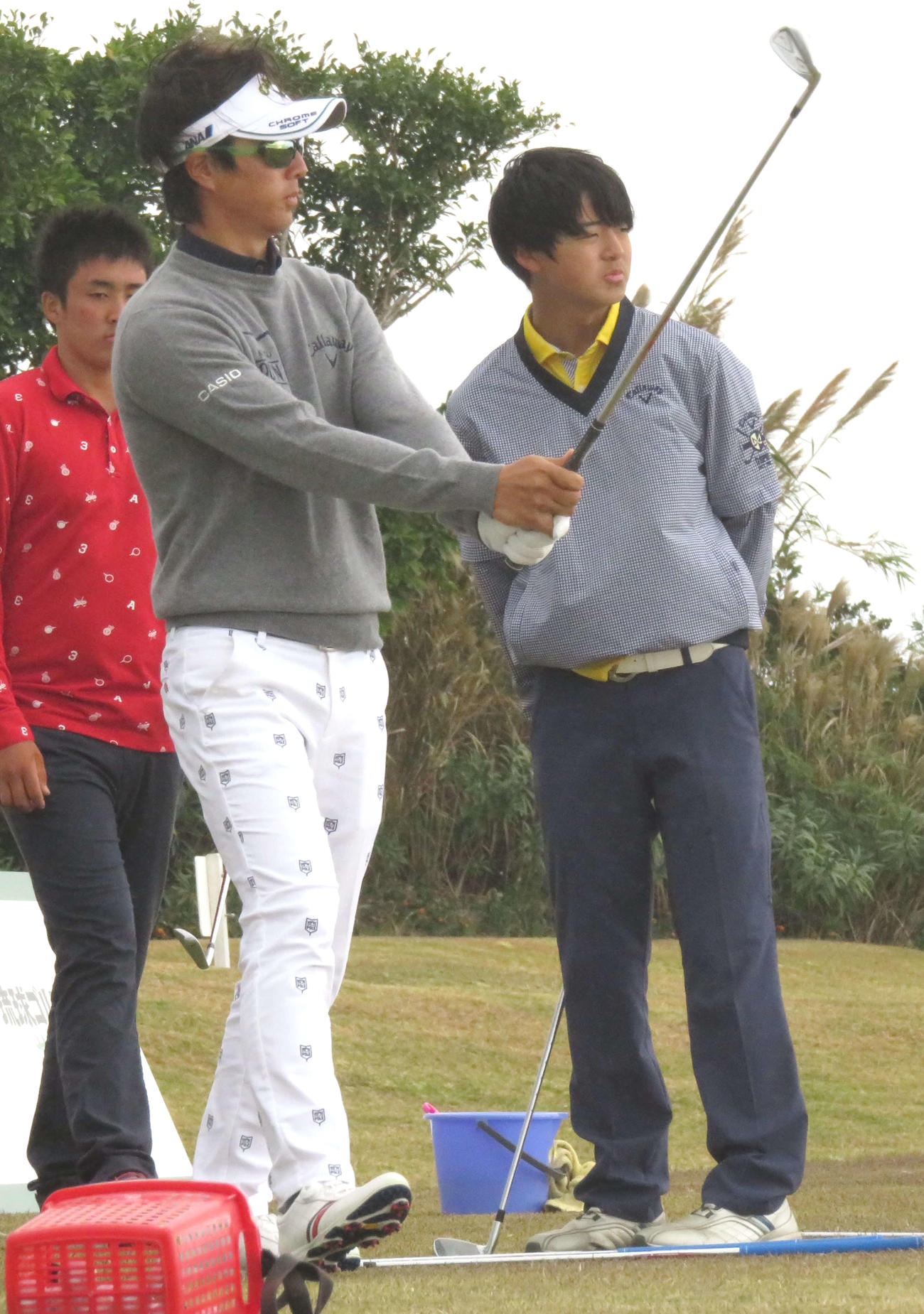 16年12月、沖縄合宿で弟の航（右）とともに練習する石川遼
