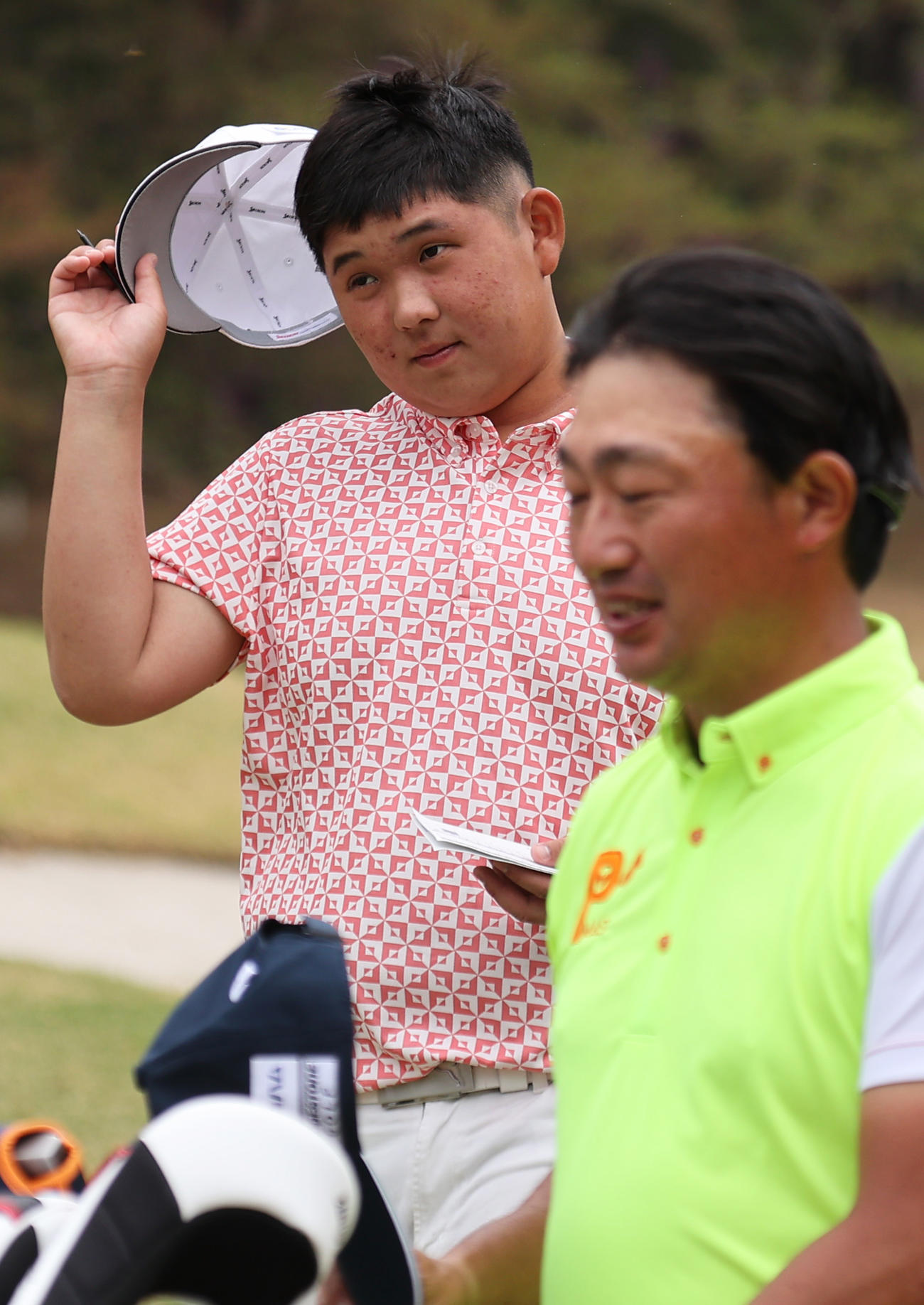 ホールアウトし、帽子を取る香川。手前は市原（撮影・上山淳一）