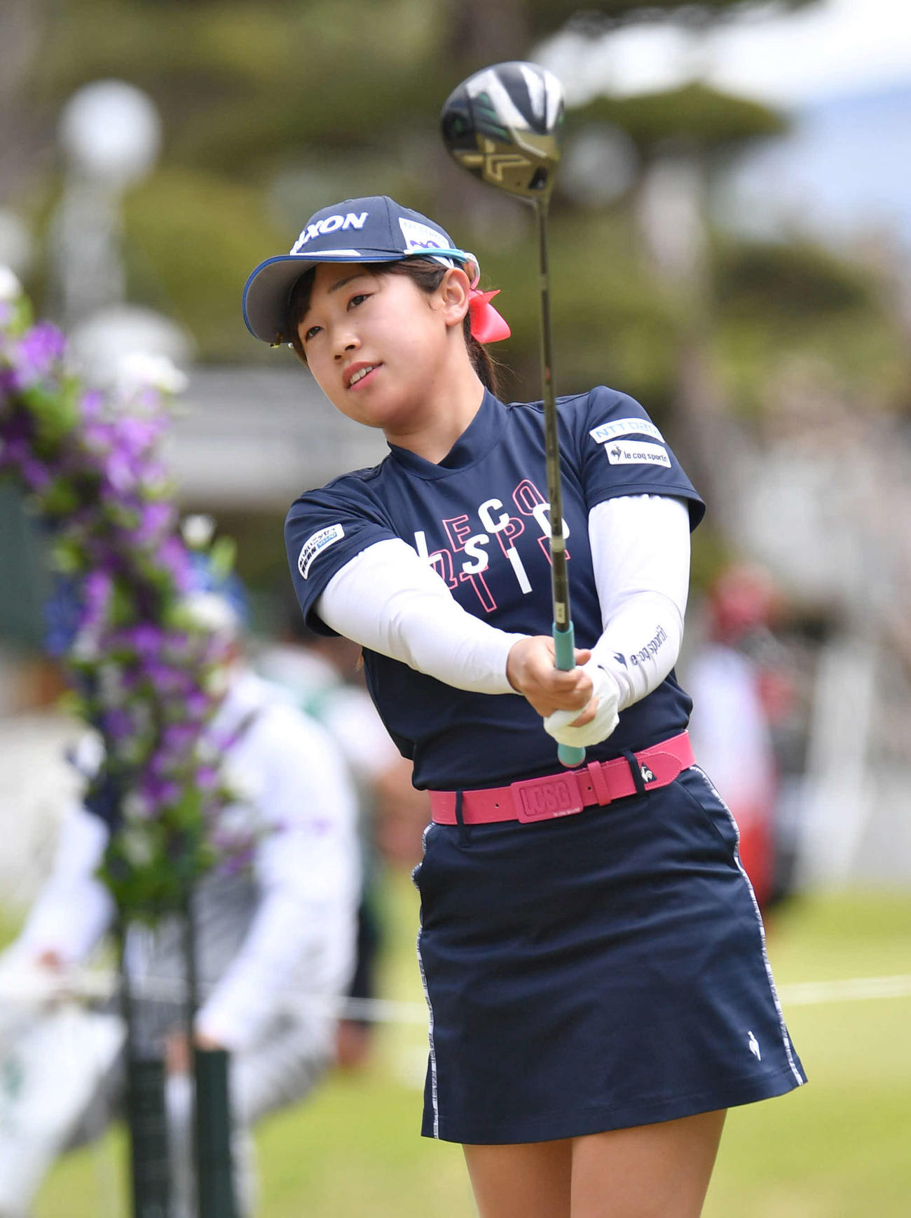 KKT杯バンテリン・レディース1日目　1番、ティーショットを放つ菅沼菜々（撮影・岩下翔太）