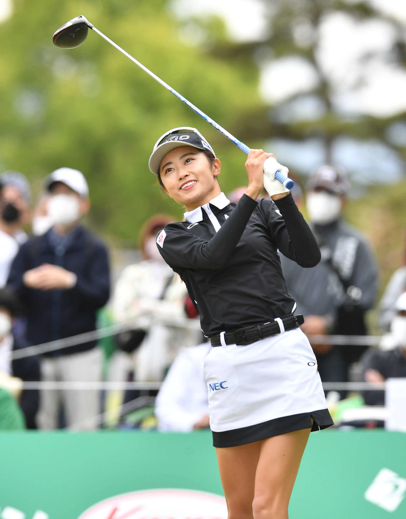 KKT杯バンテリン・レディース1日目　1番、ティーショットを放つ安田祐香（撮影・岩下翔太）