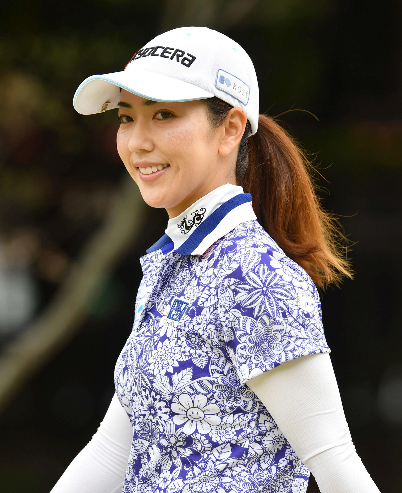KKT杯バンテリン・レディース1日目　1番、笑顔で2打目へ向かう笠りつ子（撮影・岩下翔太）