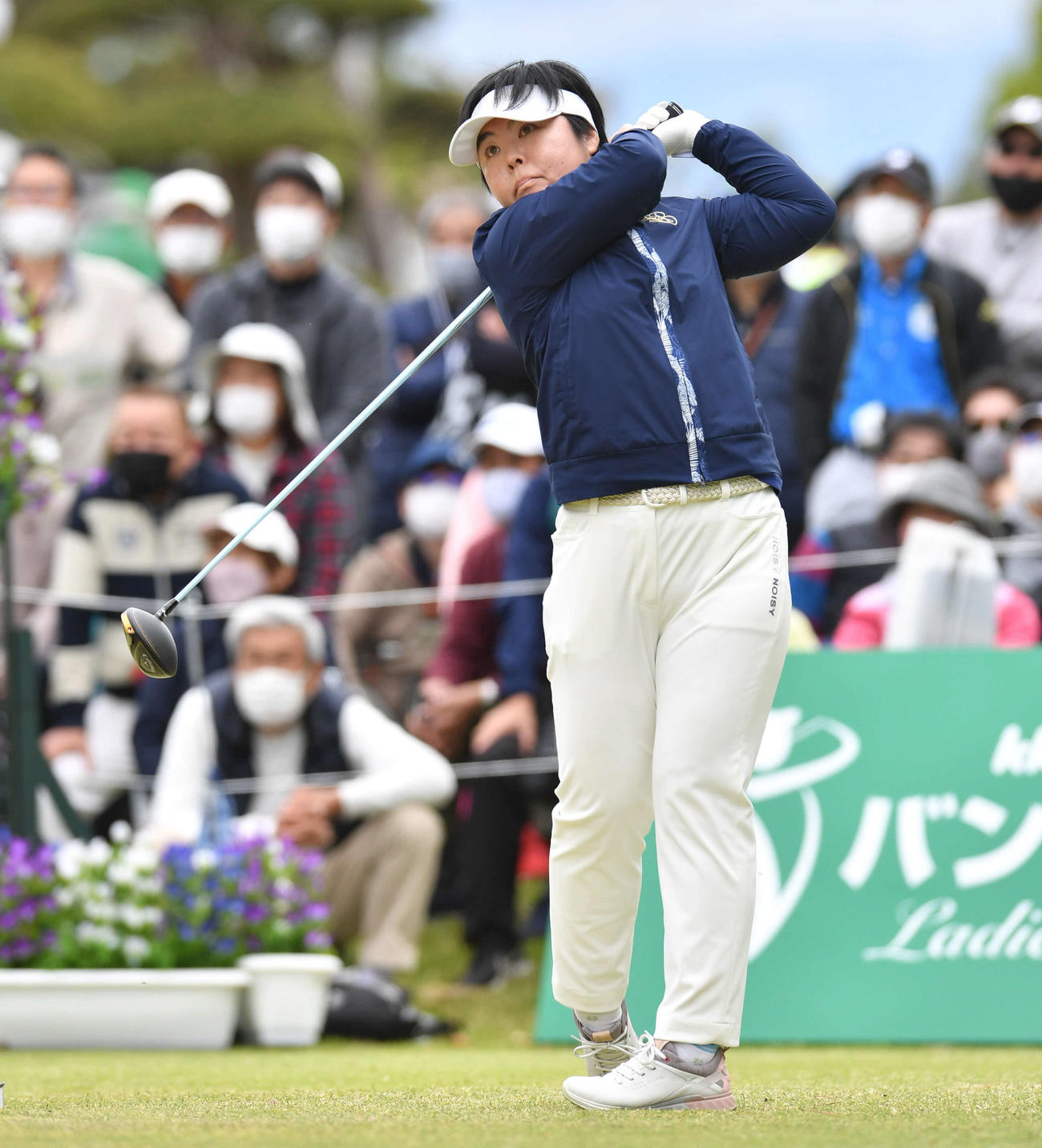 KKT杯バンテリン・レディース1日目　1番、ティーショットを放つ不動裕理（撮影・岩下翔太）
