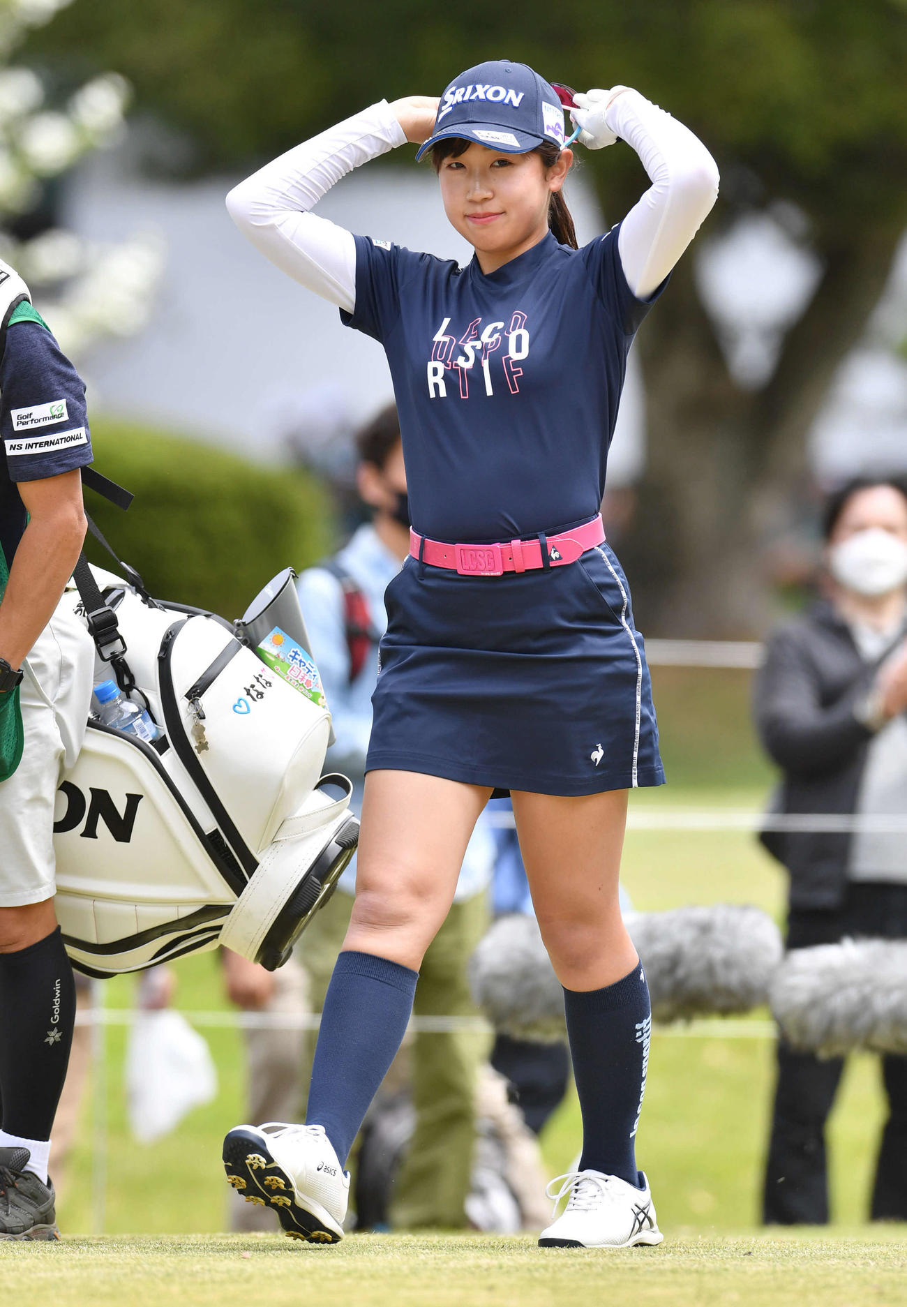KKT杯バンテリン・レディース1日目　1番、カメラに笑顔を見せながら2打目へ向かう菅沼菜々（撮影・岩下翔太）