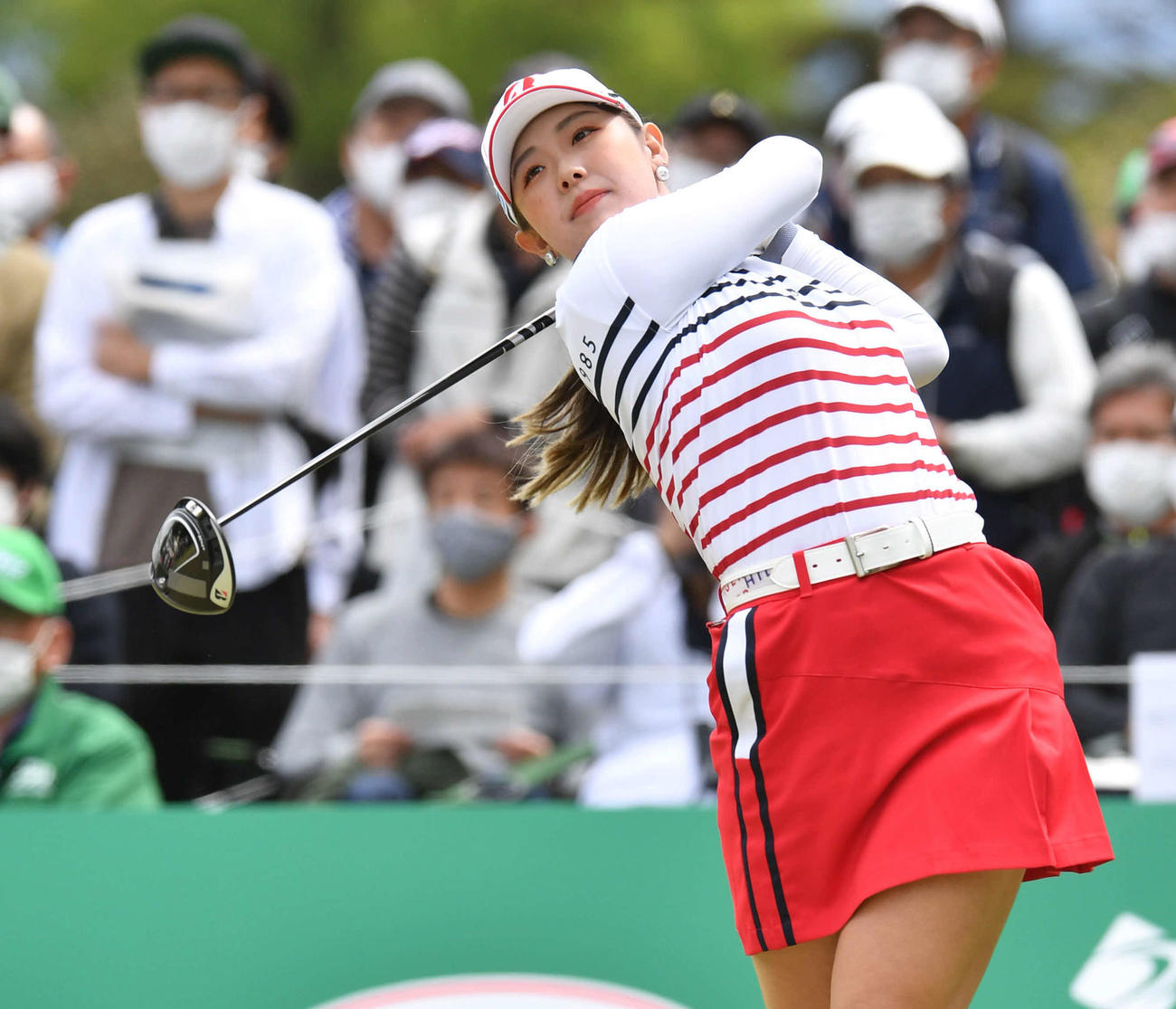 KKT杯バンテリン・レディース1日目　1番、ティーショットを放つ吉田優利（撮影・岩下翔太）
