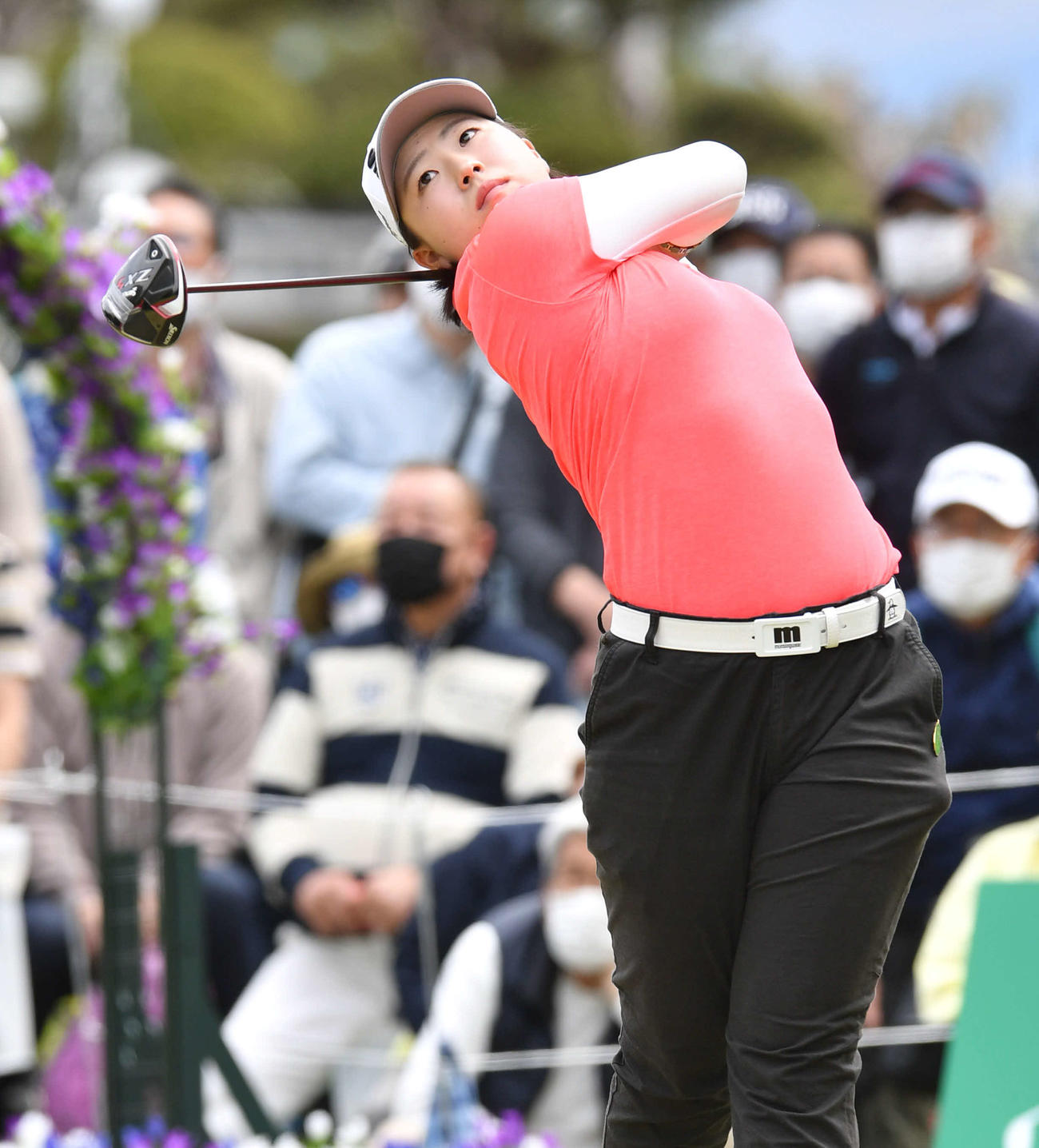 KKT杯バンテリン・レディース1日目　1番、ティーショットを放つ竹田麗央（撮影・岩下翔太）