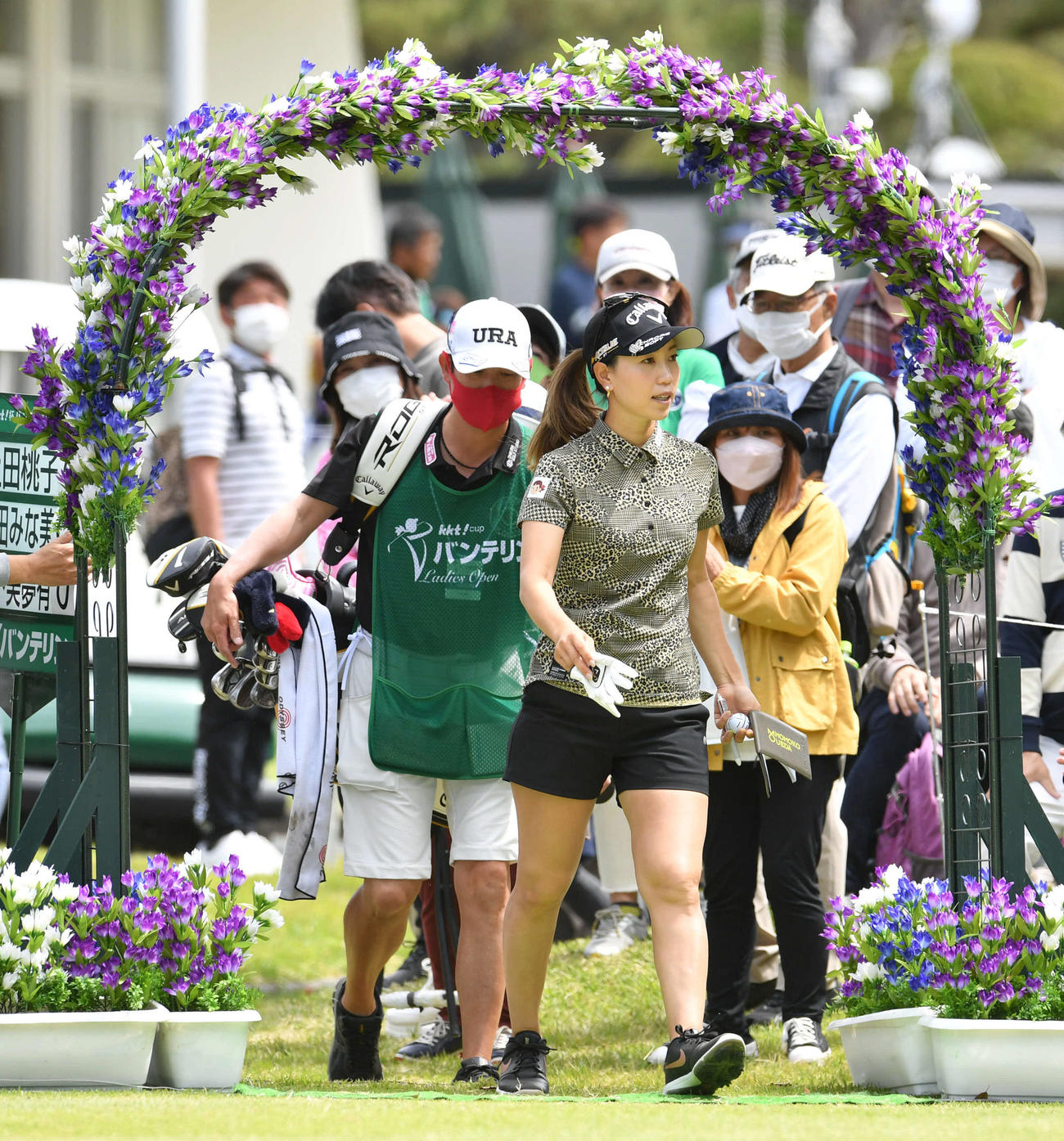 KKT杯バンテリン・レディース1日目　1番、ティーグラウンドに入る上田桃子（撮影・岩下翔太）