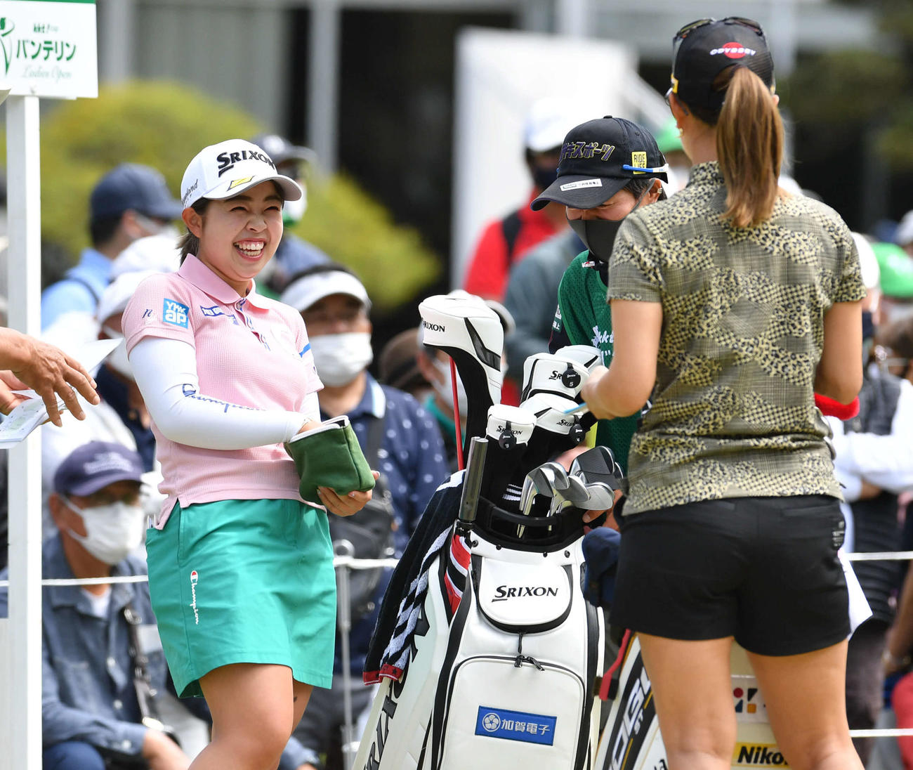 KKT杯バンテリン・レディース1日目　1番、ティーグラウンドで上田桃子（手前右）と談笑する山下美夢有（撮影・岩下翔太）
