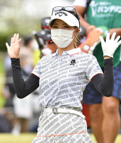 KKT杯バンテリン・レディース1日目　1番、カメラに向かって笑顔で手を振りながら2打目へ向かう臼井麗香（撮影・岩下翔太）