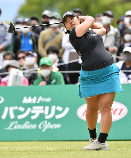 KKT杯バンテリン・レディース1日目　1番、ティーショットを放つ鈴木愛（撮影・岩下翔太）