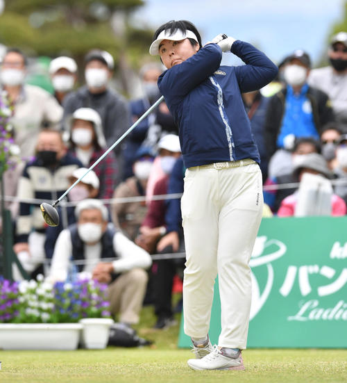 KKT杯バンテリン・レディース1日目　1番、ティーショットを放つ不動裕理（撮影・岩下翔太）