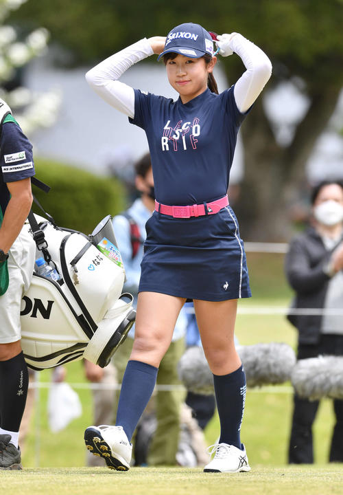 KKT杯バンテリン・レディース1日目　1番、カメラに笑顔を見せながら2打目へ向かう菅沼菜々（撮影・岩下翔太）