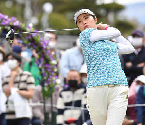KKT杯バンテリン・レディース1日目　1番、ティーショットを放つ大里桃子（撮影・岩下翔太）