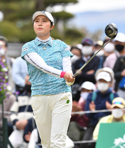 KKT杯バンテリン・レディース1日目　1番、ティーショットを放つ大里桃子（撮影・岩下翔太）