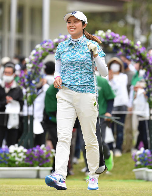 KKT杯バンテリン・レディース1日目　1番、笑顔で2打目へ向かう大里桃子（撮影・岩下翔太）