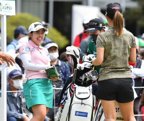 KKT杯バンテリン・レディース1日目　1番、ティーグラウンドで上田桃子（手前右）と談笑する山下美夢有（撮影・岩下翔太）