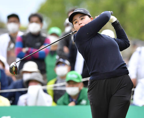 KKT杯バンテリン・レディース1日目　1番、ティーショットを放つアマチュアの長尾小百合（撮影・岩下翔太）