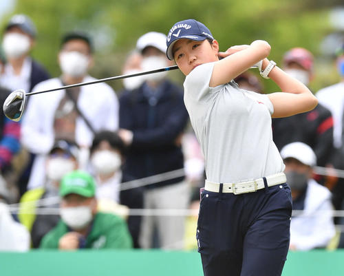 KKT杯バンテリン・レディース1日目　1番、ティーショットを放つアマチュアの東家春奈（撮影・岩下翔太）