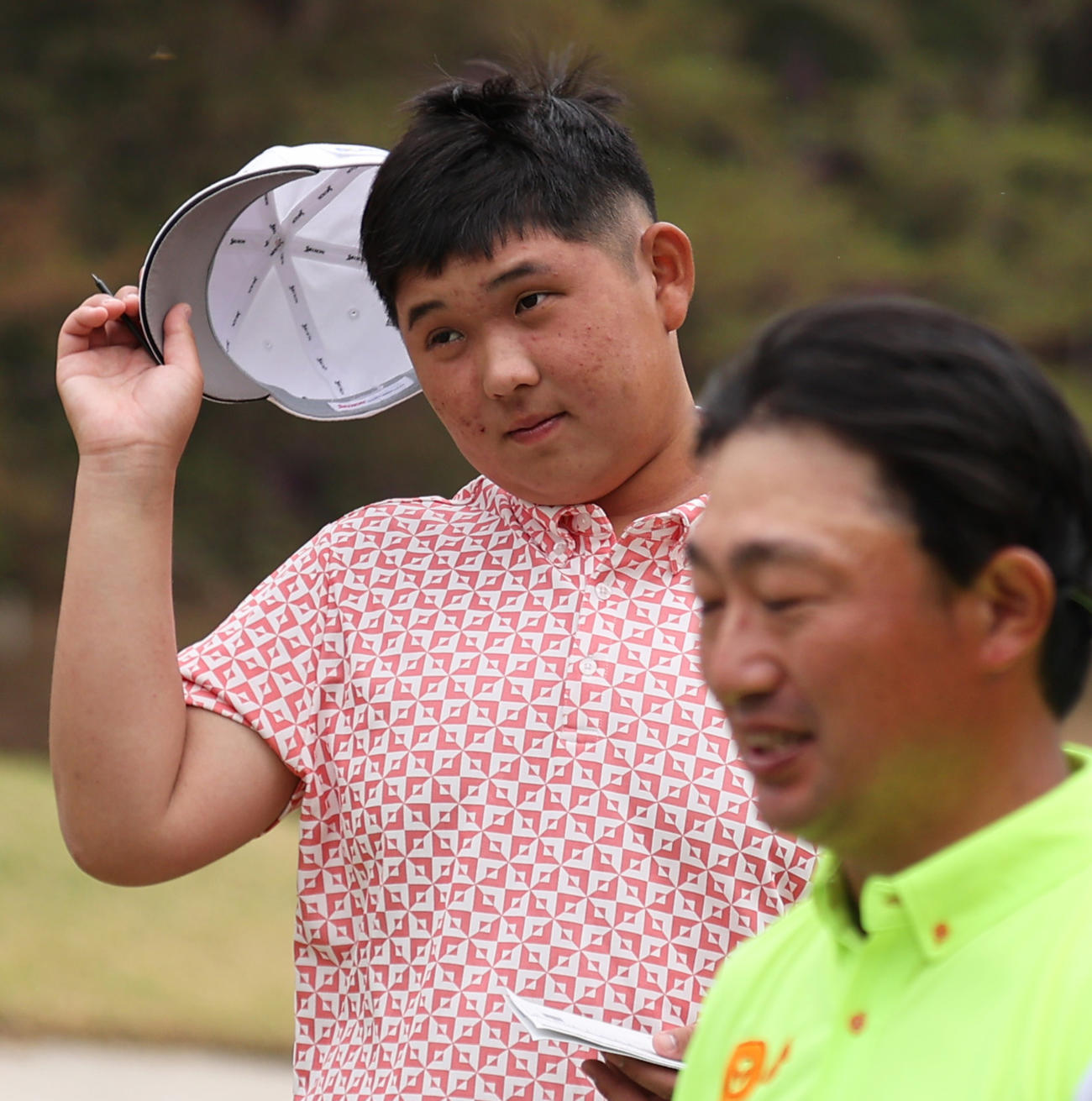 ホールアウトし、帽子を取る香川。手前は市原（撮影・上山淳一）