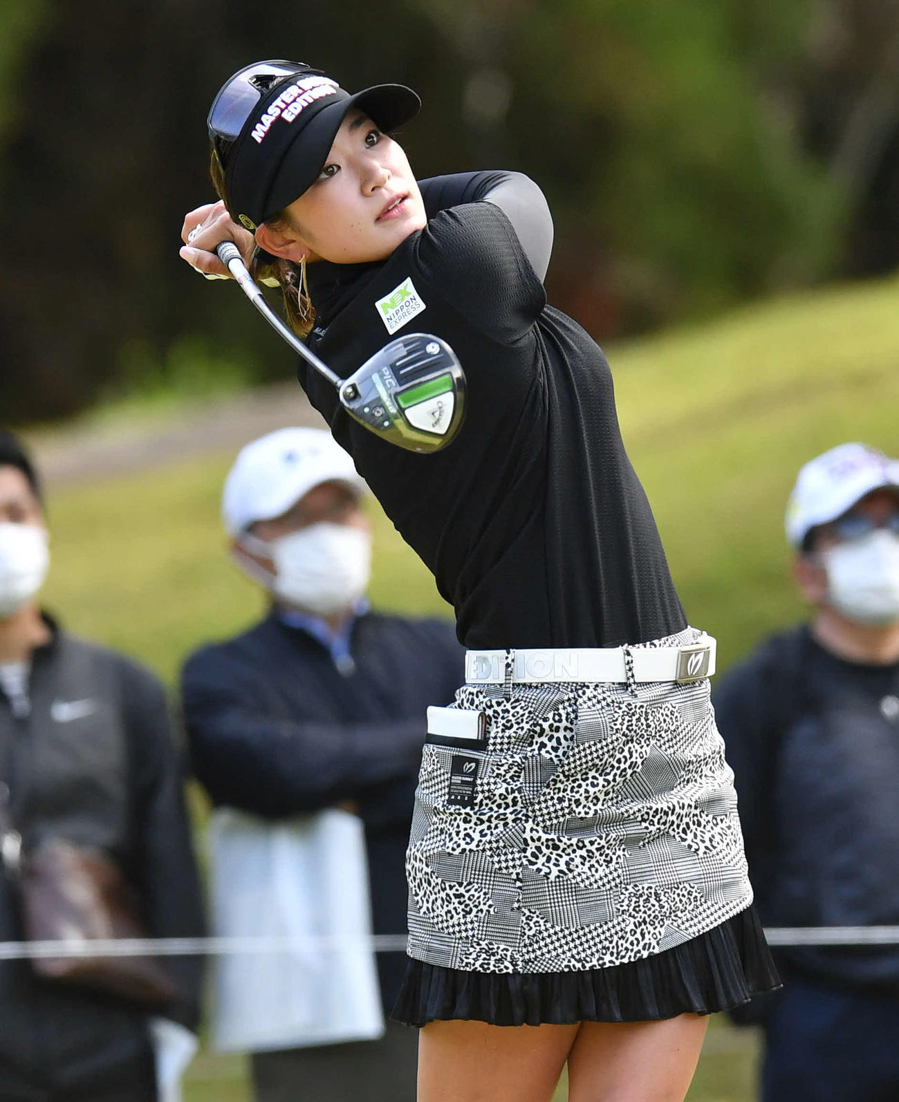 KKT杯バンテリン・レディース第2日　2番、ティーショットを放つ原英莉花（撮影・岩下翔太）