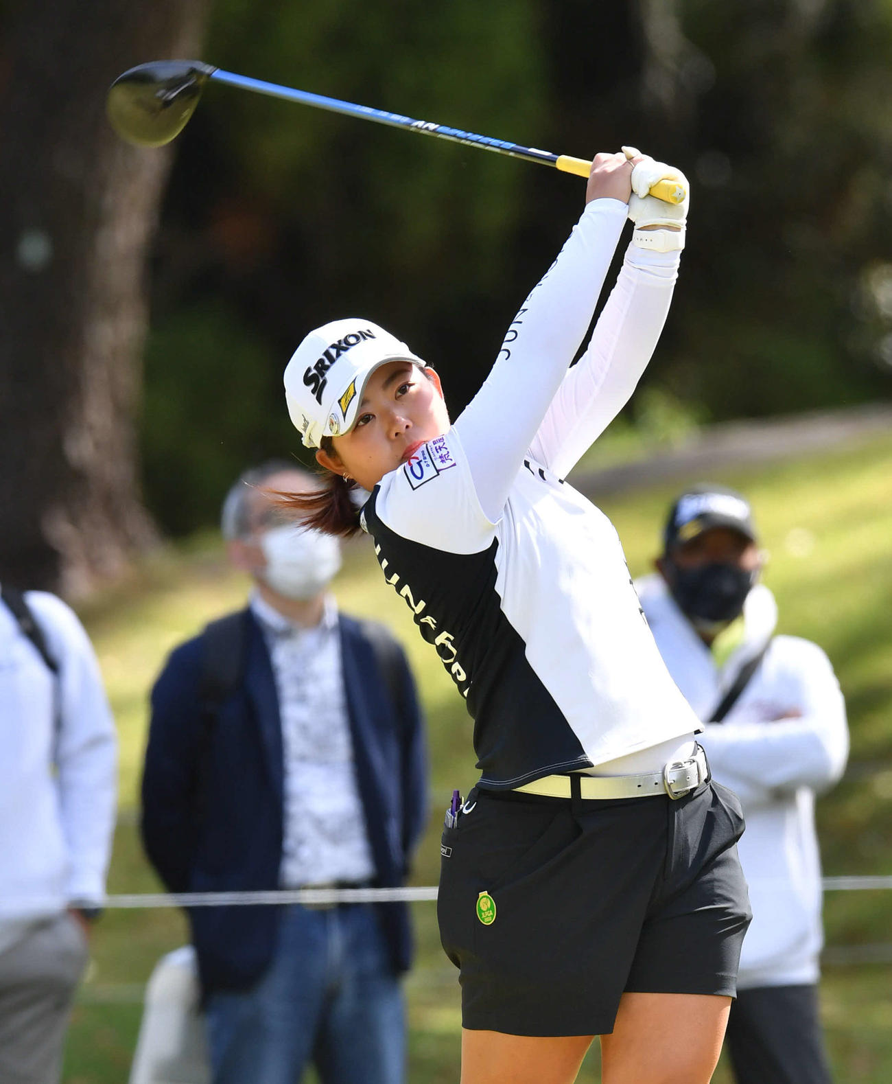 KKT杯バンテリン・レディース第2日　2番、ティーショットを放つ浅井咲希（撮影・岩下翔太）