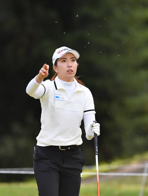 KKT杯バンテリン・レディース第2日　2番、ティーグラウンドで芝を散らして風の流れを読む笠りつ子（撮影・岩下翔太）