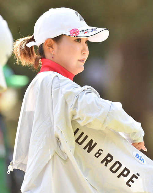 KKT杯バンテリン・レディース第2日　2番、上着を着ながら第2打へ向かう高橋彩華（撮影・岩下翔太）