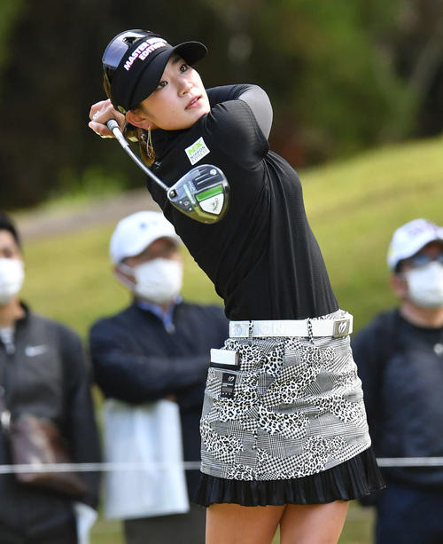 KKT杯バンテリン・レディース第2日　2番、ティーショットを放つ原英莉花（撮影・岩下翔太）