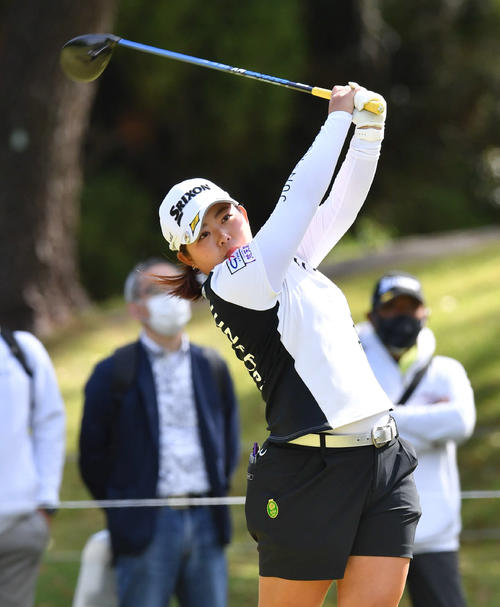 KKT杯バンテリン・レディース第2日　2番、ティーショットを放つ浅井咲希（撮影・岩下翔太）