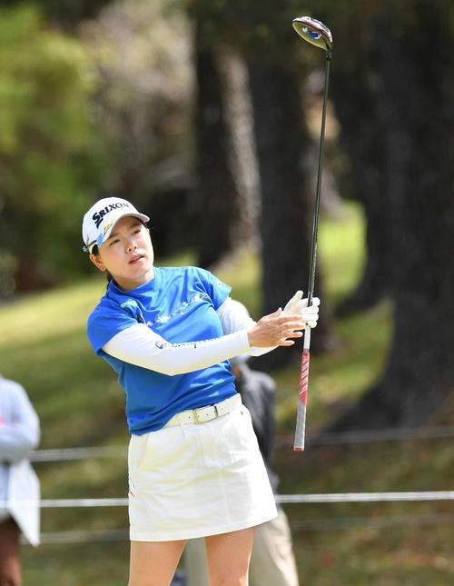 KKT杯バンテリン・レディース第2日　2番、ティーショットを放つ勝みなみ（撮影・岩下翔太）