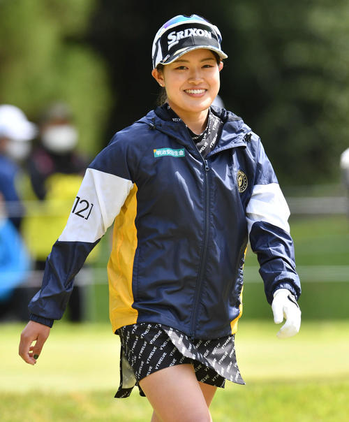 KKT杯バンテリン・レディース第2日　2番、カメラに向かって笑顔を見せながら第2打へ向かう小倉彩愛（撮影・岩下翔太）