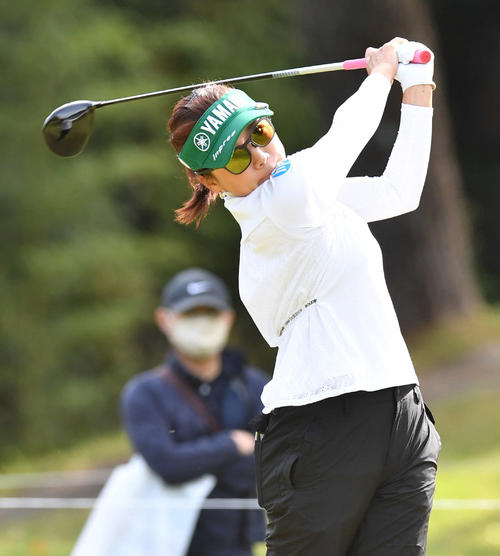 KKT杯バンテリン・レディース第2日　2番、ティーショットを放つ有村智恵（撮影・岩下翔太）