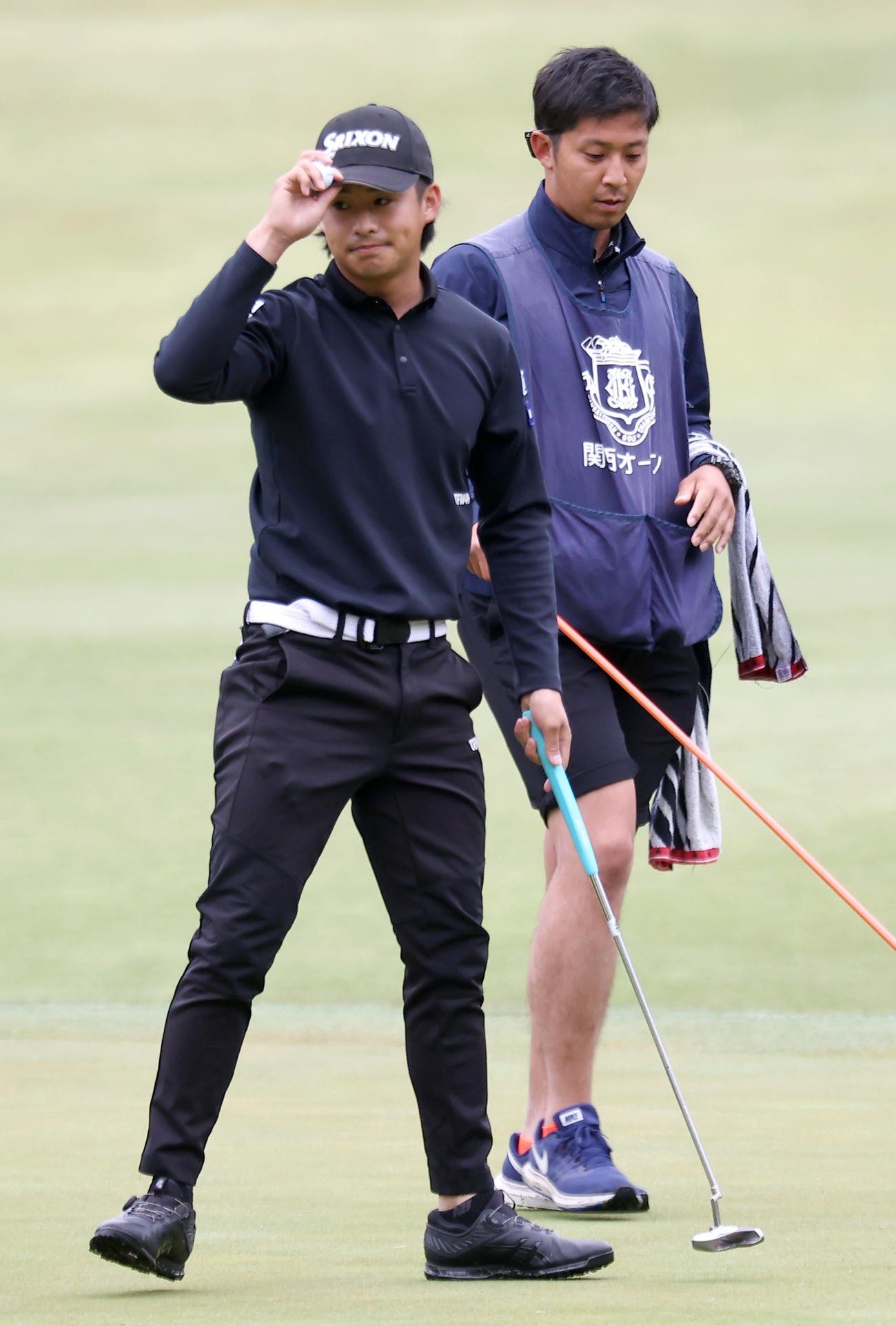10番、片岡尚はバーディーを決める（撮影・上山淳一）