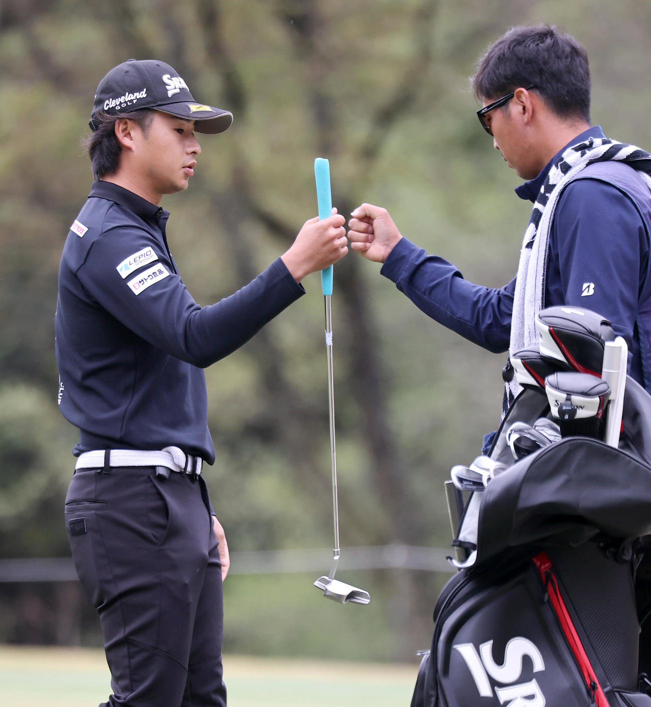 17番、片岡尚（左）はバーディーを決めキャディーとグータッチする（撮影・上山淳一）
