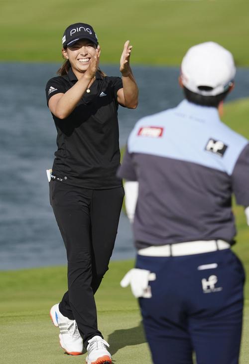 最終ラウンド、優勝したキム・ヒョージュ（手前）に拍手を送る渋野（共同）