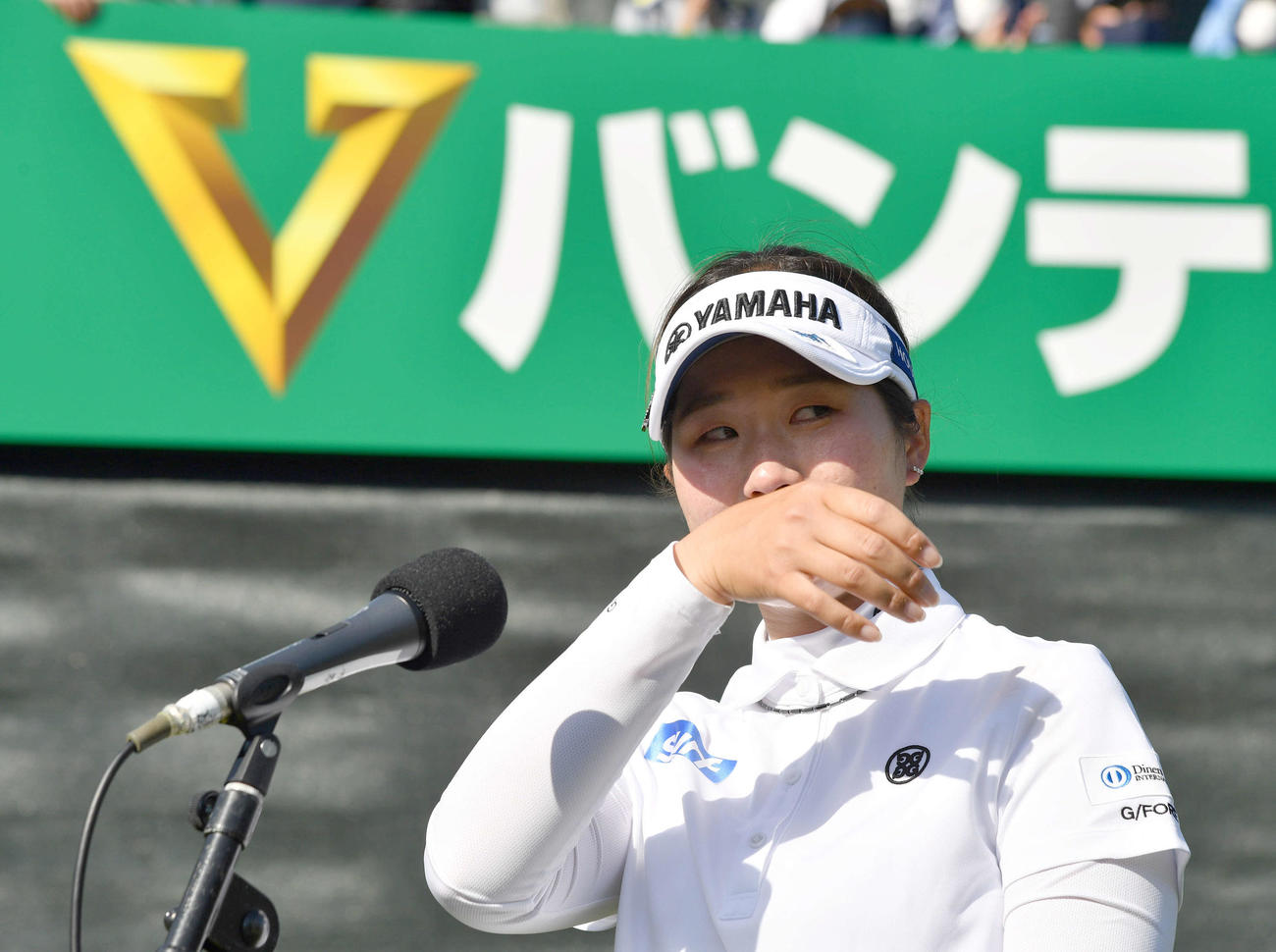 KKT杯バンテリン・レディース最終日　優勝インタビューで涙をぬぐう植竹希望（撮影・岩下翔太）
