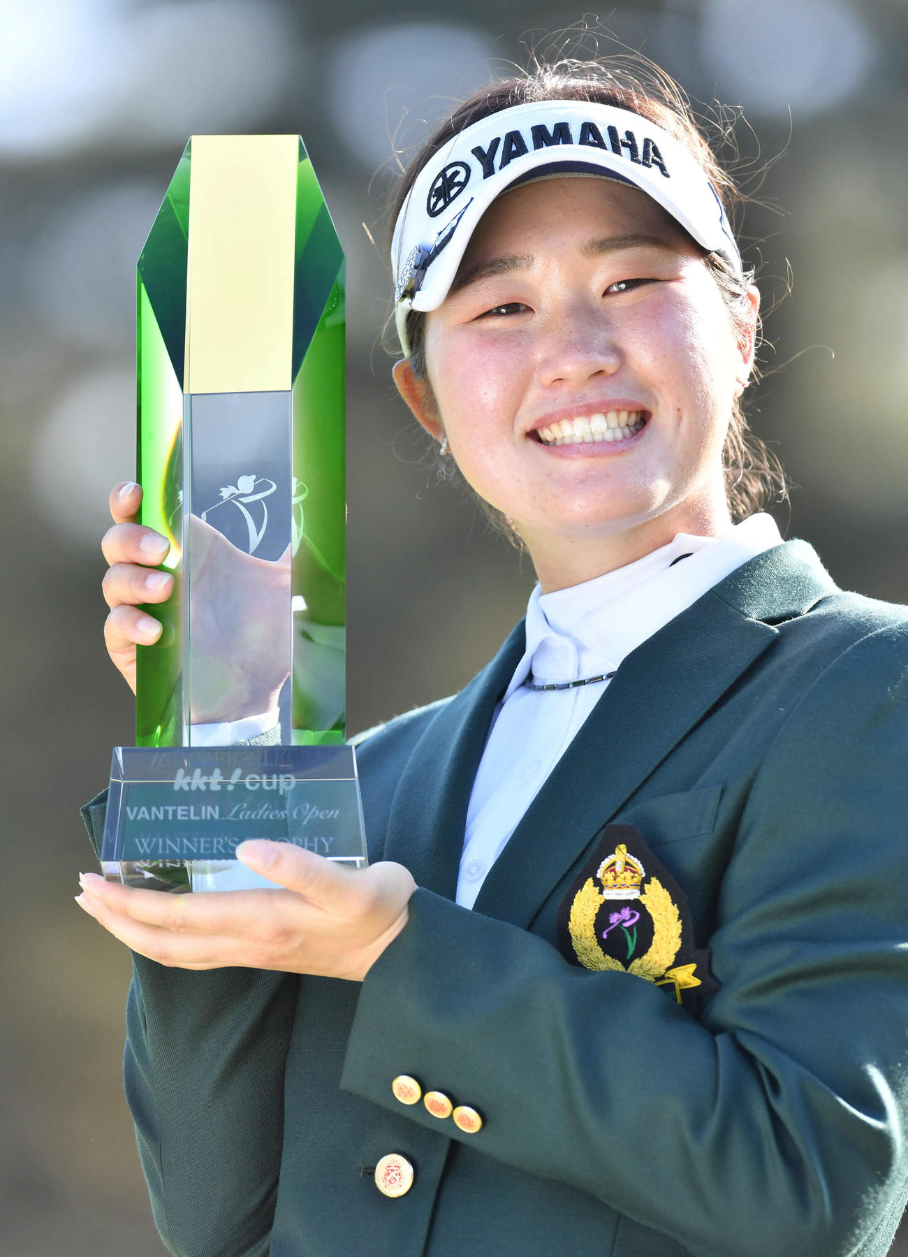 KKT杯バンテリン・レディース最終日　優勝し、笑顔でトロフィーを掲げる植竹希望（撮影・岩下翔太）
