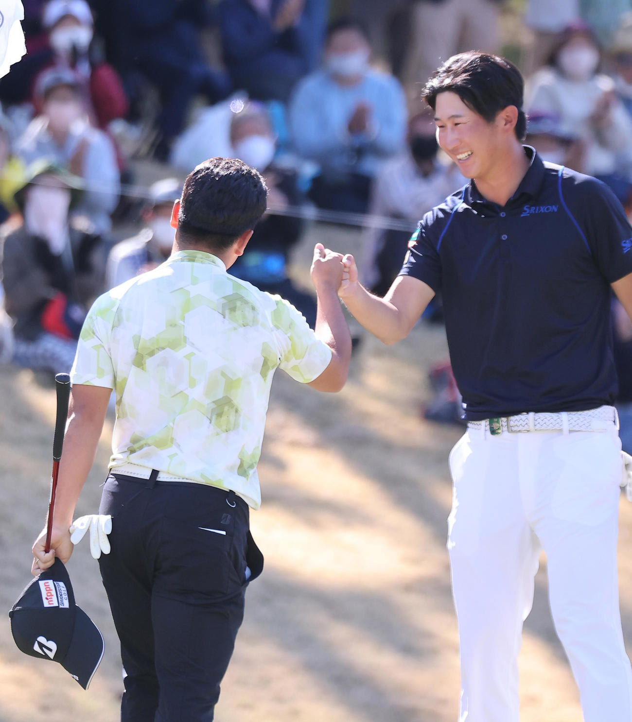 ホールアウトした星野（右）は優勝した比嘉をグータッチで祝福する（撮影・上山淳一）
